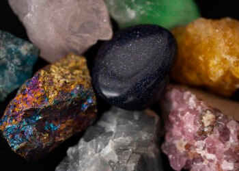 “بررسی جامع فلزات گران‌بها: ارزش، کاربردها و اهمیت در صنایع جهانی”