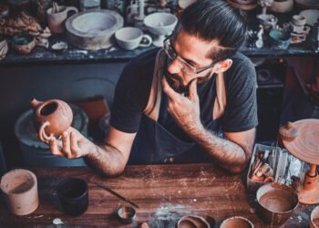 کاوش در دنیای صنایع دستی: تاریخچه، خلاقیت، و ارزش‌های فرهنگی