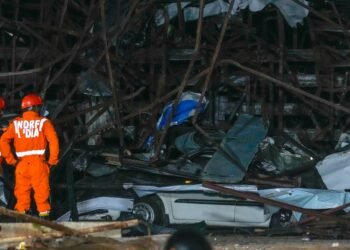Collapsing billboard kills 3 and hurts 59 in heavy rains in Mumbai. Scores might be trapped