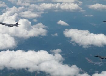 ایالات متحده بمب افکن B-1B را برای اولین رزمایش بمب دقیق در 7 سال گذشته به همراه تنش ها با کره شمالی به پرواز درآورد.