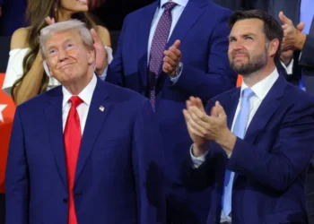 نمایندگان حزب جمهوری خواه در حالی که ترامپ ونس را به عنوان معاون خود معرفی می کند، نامزد ریاست جمهوری می شوند