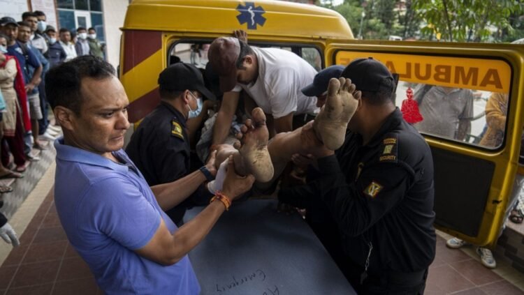 14 کشته، 16 مجروح و مفقود شدن تعدادی دیگر، بر اثر خروج اتوبوس زائران هندی از بزرگراه نپال