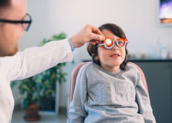 بر اساس پژوهش جدید بیش از یک‌سوم کودکان جهان نزدیک‌بین هستند