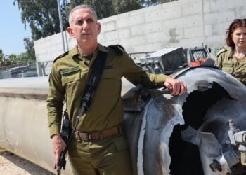 ارتش اسرائیل: افسران سپاه اعزامی به لبنان را زیر نظر داریم