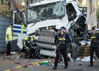 حمله به ایستگاه اتوبوس در اسرائیل با کامیون