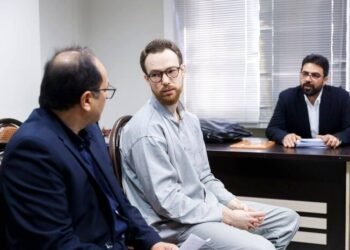 تجربهٔ دو سالهٔ یوهان فلودِروس، کارمند سوئدی اتحادیهٔ اروپا، از دوران حبس در ایران