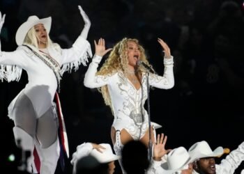 Beyoncé dazzles at NFL Christmas semifinals with ‘Cowboy Carter’ album
