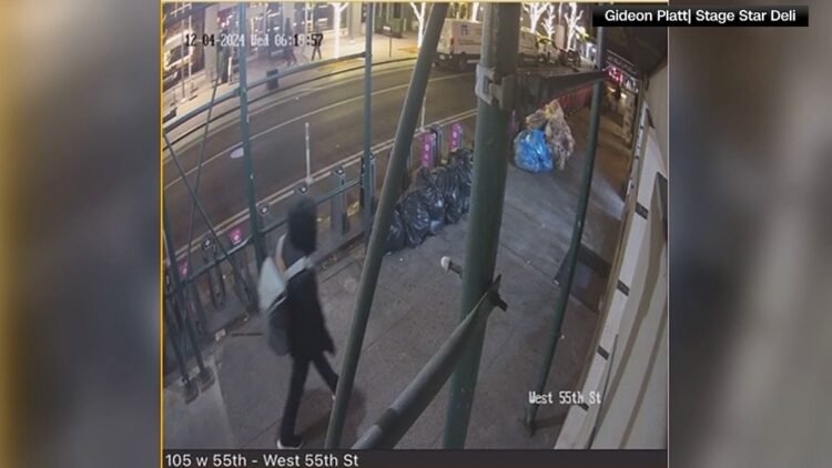 یک مرد، یک دوچرخه و یک تفنگ: پلیس به دنبال شواهد برای حل پرونده قتل مدیرعامل UnitedHealthcare در نیویورک