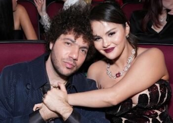 سلنا گومز، ستاره پاپ و بازیگر سریال «قتل‌های داخل ساختمان» با بنی بلانکو، تهیه‌کننده موسیقی و ترانه‌سرا نامزد کرده است.