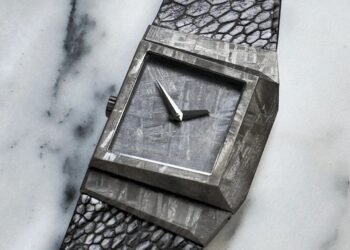 ساعت ساخته شده از شهاب‌سنگی که یک میلیون سال پیش به زمین برخورد کرده، در حراجی به قیمت ۱۶,۰۰۰ دلار فروخته می‌شود