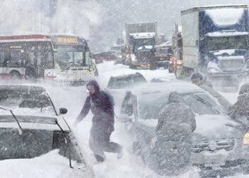 طوفان برف سنگین در جنوب انتاریو؛ اختلال در سفرها و هشدارهای ایمنی