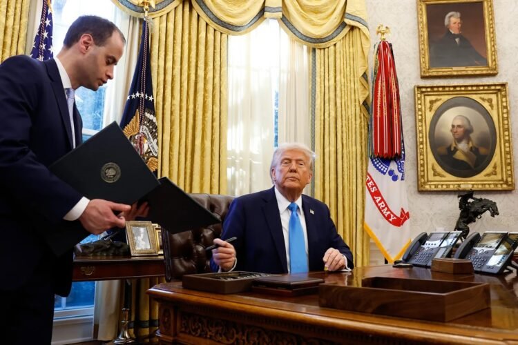 ترامپ: ایران ترسیده و به مذاکره متمایل است؛ ترجیح من توافق هسته‌ای است