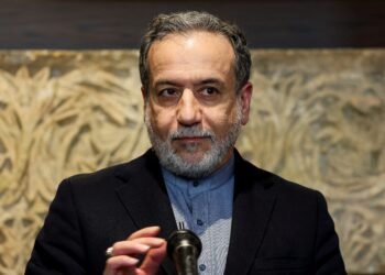 وزیر امور خارجه جمهوری اسلامی: اطمینان داریم هیچ نیروی خارجی به خاک ایران حمله نخواهد کرد