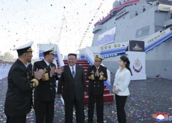 کیم جونگ اون با ناوشکن غول‌پیکر جدیدش جهان را به چالش کشید!