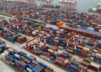 Trump Defends Tariffs as GDP Falls