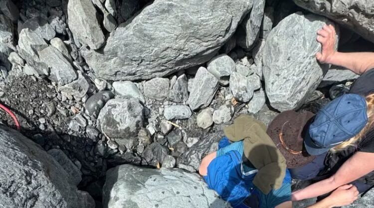 معجزه در دل یخ: نجات مرد آلاسکایی پس از سه ساعت گیر افتادن زیر صخره ۳۰۰ کیلویی