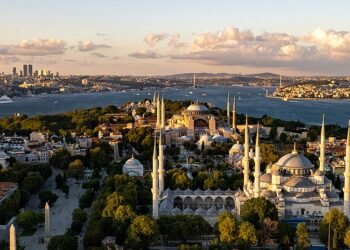 یورش پنجم به شهرداری استانبول؛ فشار بر اپوزیسیون شدت گرفت