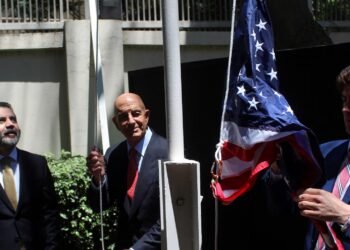 بازگشت نمادین آمریکا به دمشق؛ پرچم ایالات متحده پس از ۱۳ سال بر فراز اقامتگاه دیپلماتیک به اهتزاز درآمد