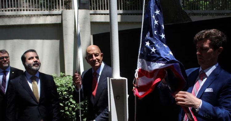 بازگشت نمادین آمریکا به دمشق؛ پرچم ایالات متحده پس از ۱۳ سال بر فراز اقامتگاه دیپلماتیک به اهتزاز درآمد