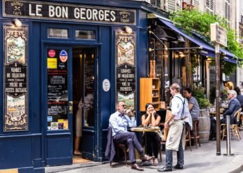 فرانسه سیگار را از فضاهای عمومی کودکان جمع می‌کند؛ پایان دود در پارک‌ها و ایستگاه‌ها از اول تیر