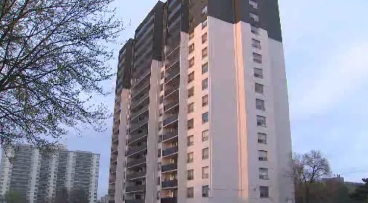 سقوط هولناک از طبقه دهم؛ کودک شش‌ساله در غرب تورنتو به شدت زخمی شد