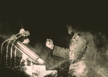 سقوط در تاریکی: نظامی که خود را نظاره نمی‌کند