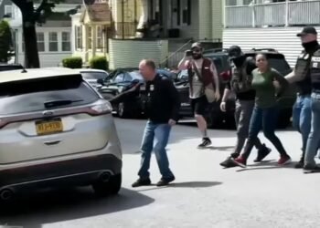 مقابله در خیابان اورکا؛ مادر مهاجر در میانه اشک، فریاد و دستبند