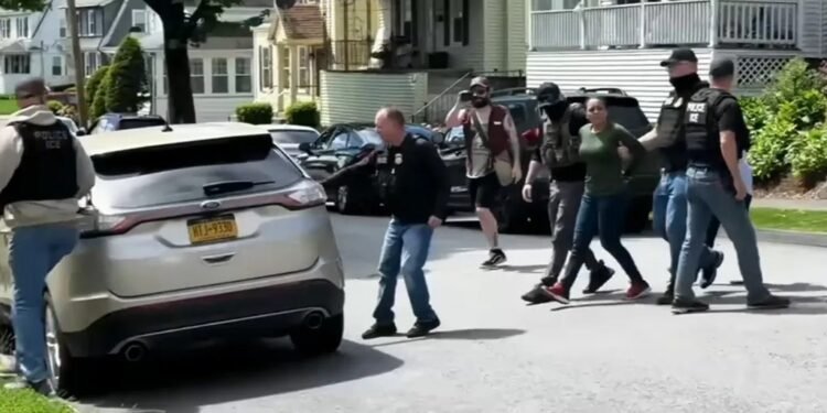 مقابله در خیابان اورکا؛ مادر مهاجر در میانه اشک، فریاد و دستبند