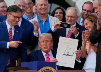 پیروزی پرهزینه ترامپ؛ لایحه مالیاتی جدید، نقطه‌ قوت یا پاشنه آشیل انتخاباتی؟