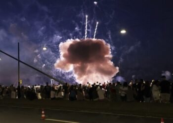 Chaos at the Rhine Fair: Fireworks Mishap Injures 19 in Düsseldorf