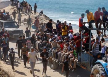 Palestinian refugees from Gaza return after historic ceasefire