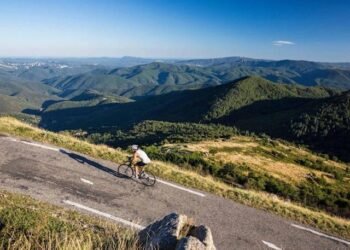 دوچرخه‌سوار فرانسوی و شراب قرمز