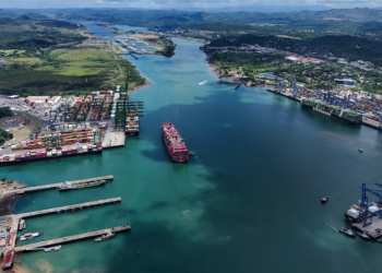 Panama Canal daily transit