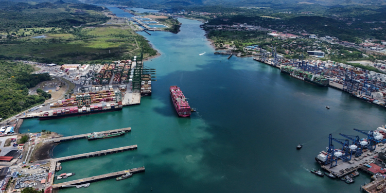Panama Canal daily transit