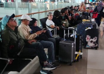 Anak Krakatau Erupts, Stranding Thousands Amid Flight