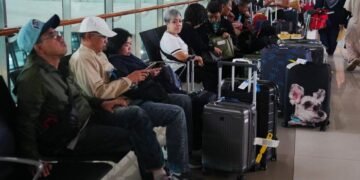Anak Krakatau Erupts, Stranding Thousands Amid Flight