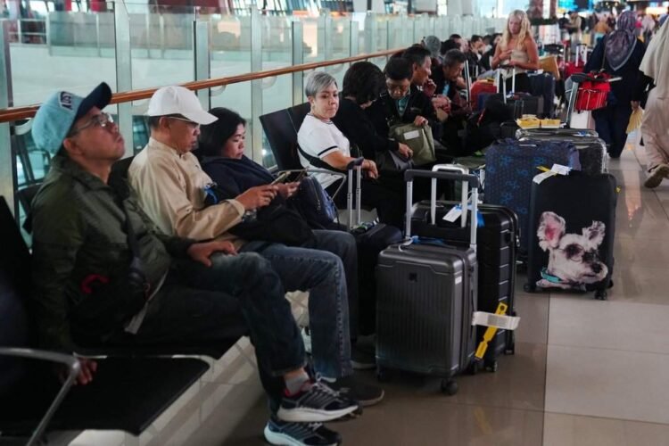Anak Krakatau Erupts, Stranding Thousands Amid Flight