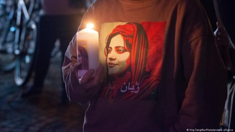 مخالفت با سوگواری ساده؛ گلایه امجد امینی