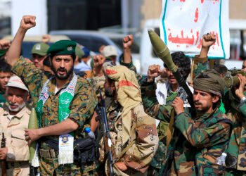Houthi Strikes Halt Saudi Pipeline, Threaten Shipping Lane