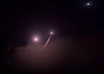 Iran Attacks Hormuz, Injuring 8 Marines