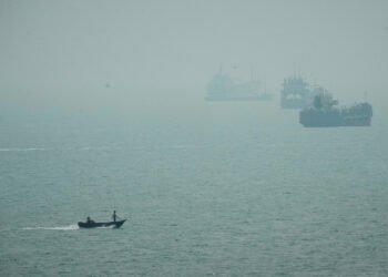 Iran Strikes US Warships After American Tanker Raids