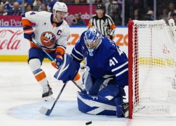 Maple Leafs Edge Islanders 2-1 on Cowan, Stolarz Efforts