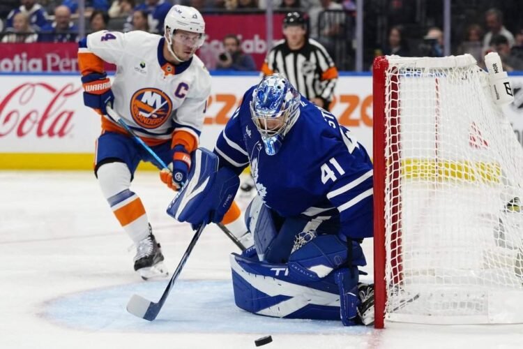 Maple Leafs Edge Islanders 2-1 on Cowan, Stolarz Efforts