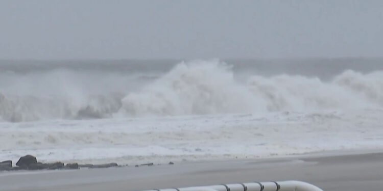 Nor'easter Kills One as Storm Batters East Coast