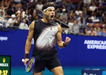 Shelton Defeats Alcaraz in Record Late U.S. Open Match