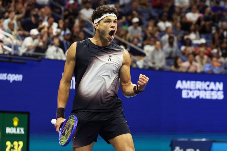 Shelton Defeats Alcaraz in Record Late U.S. Open Match