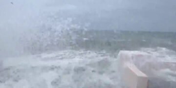 Storm Floods Northeast, Knocking Out Power Widely