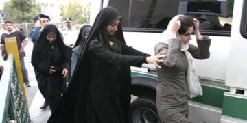 فشار حجاب اجباری بر زنان ایران