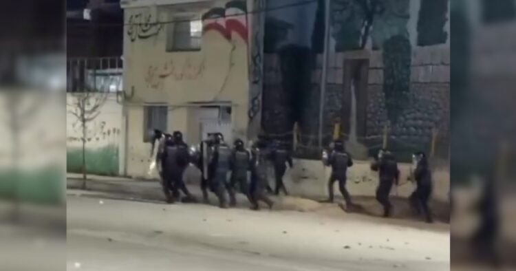 بازداشت ۱۱ نفر در ملکشاهی مرتبط با اعتراضات دیماه