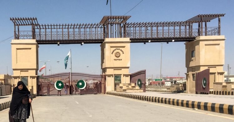 تهران تجارت مرزی با پاکستان را موقتاً متوقف کرد